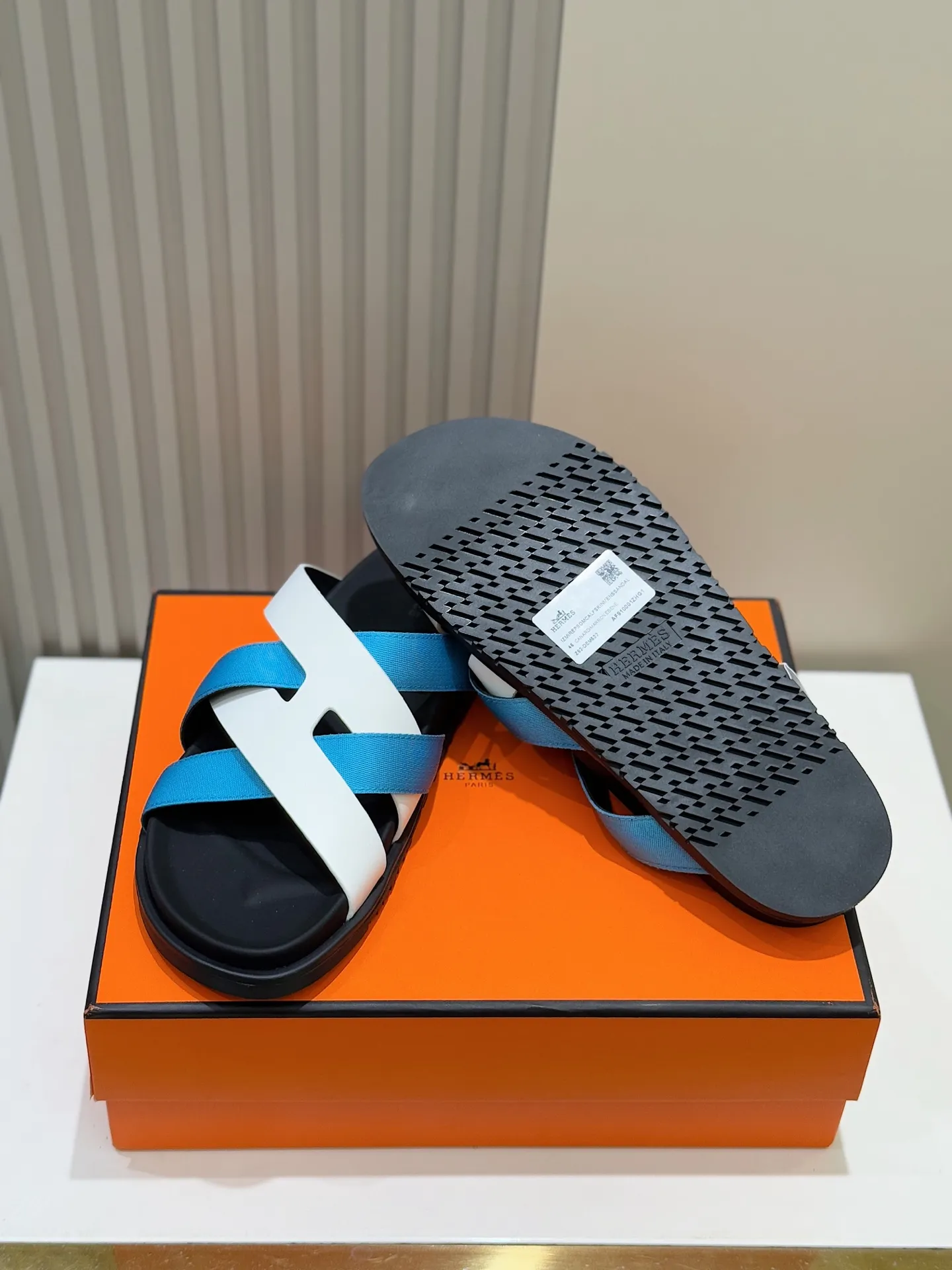 p300💰Men's Shoes Hermes Men's Kazimir Slippers - Top quality woven calfskin functional sandals with an intertwined upper inspired by the "H" iconic pattern to create a casual look, perfect for summer. Imported cowhide + cowhide lining + rubber outsole Size: 39-44 (customized at 38.45.46)